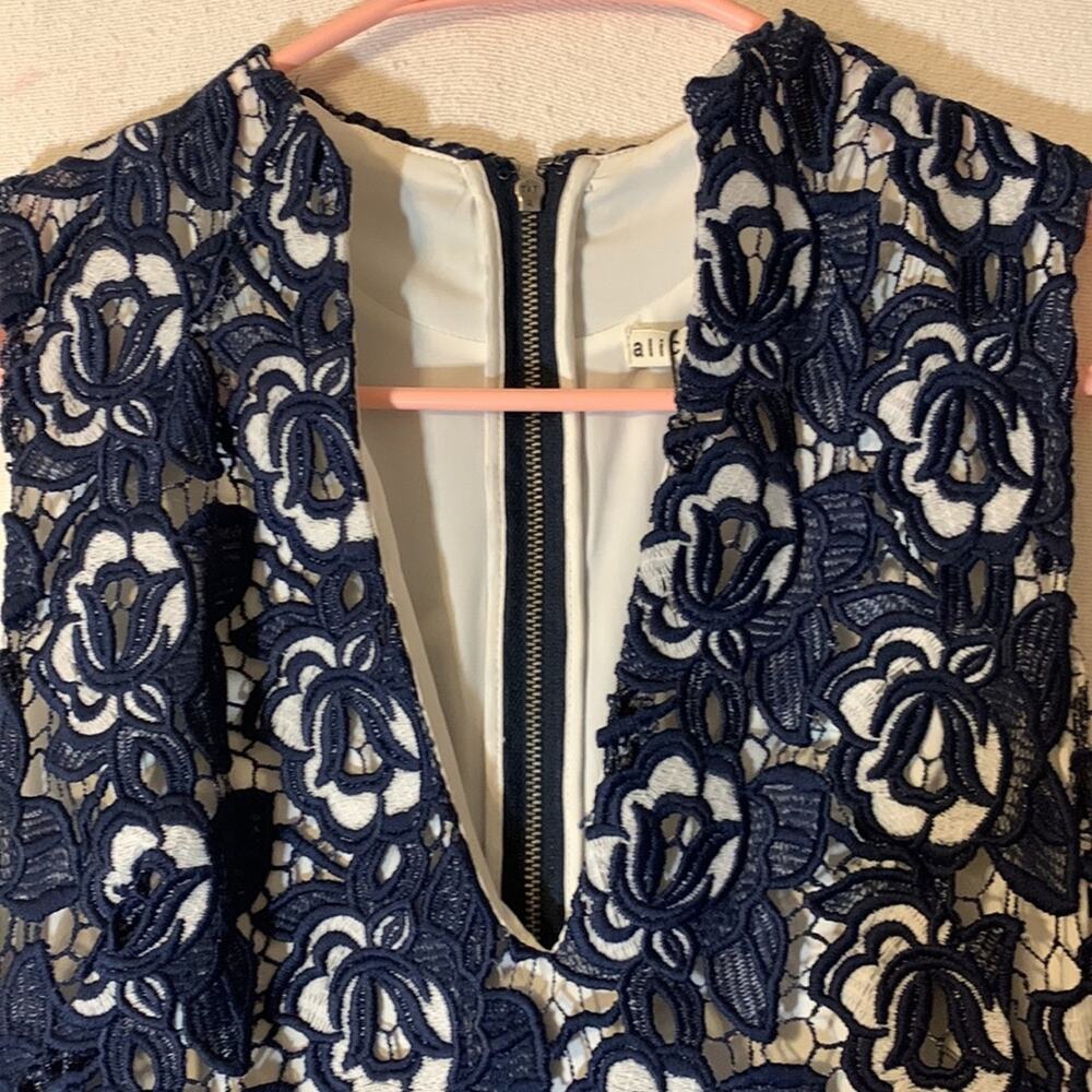Alice + Olivia womens 4 small Jacki V neck lace dress navy blue with rose new - Picture 8 of 13
